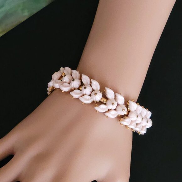 Vintage Crown Trifari Blush Pink Molded Glass Link Style Bracelet - Picture 5 of 10